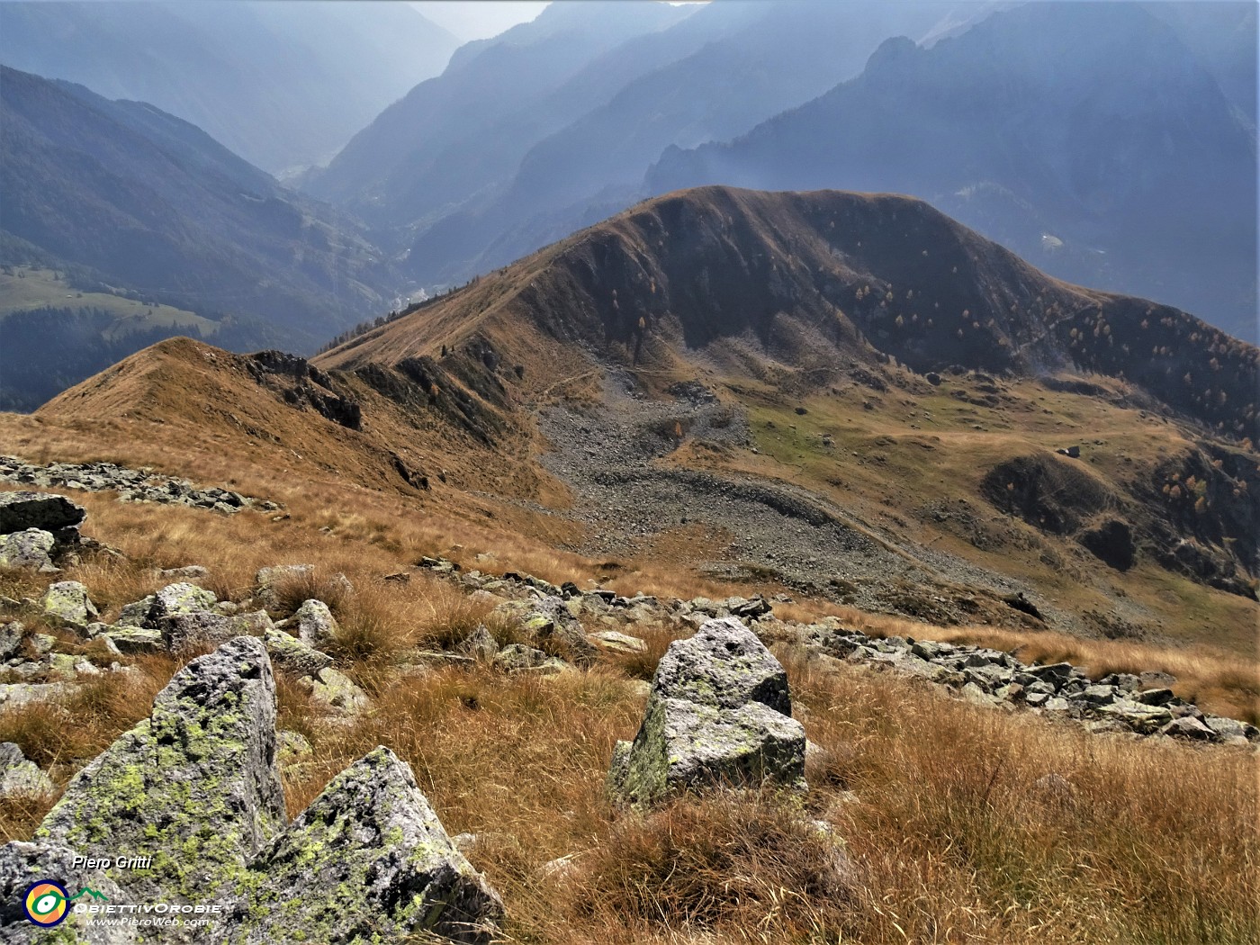 55 Dopo l'attenta discesa della cresta sud-est del Valegino scenderemo nel vallone .JPG -                                